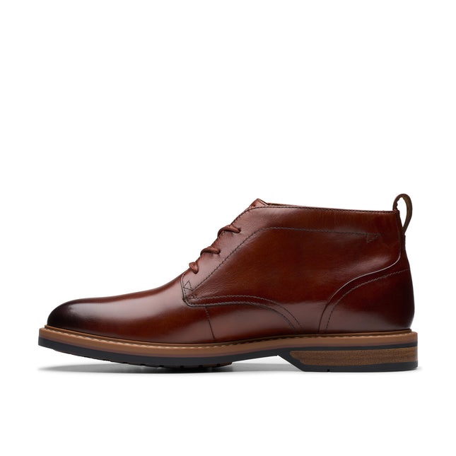 Clarks Men’s Aldwin Chukka Mid Tan Leather Boots – Casual Mid-Height Leather Boots with Cushioned Comfort & Versatile Style